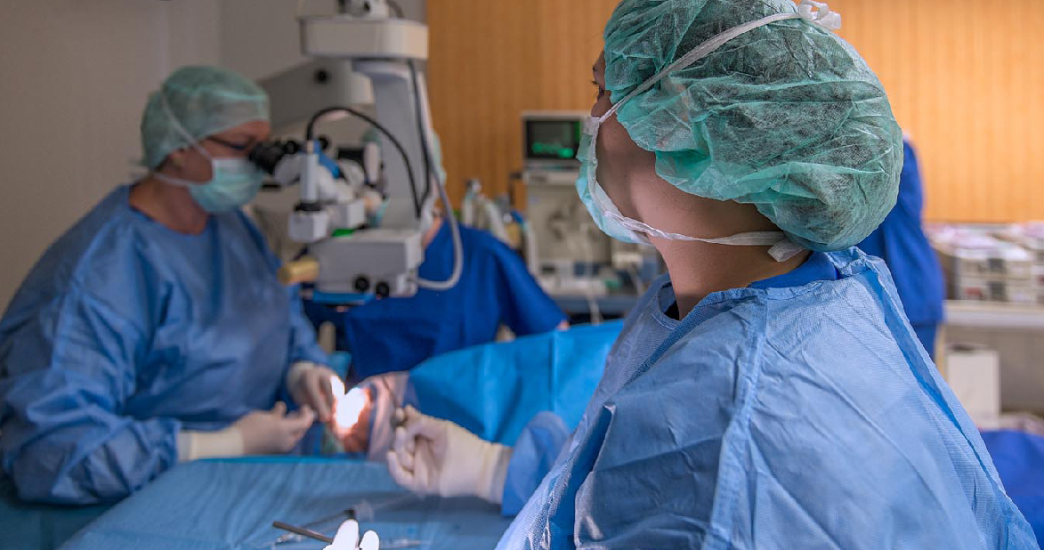 Jobs als Fachärztin oder Facharzt: Augenoperation im OP-Saal, Mitwirkende in OP-Bekleidung